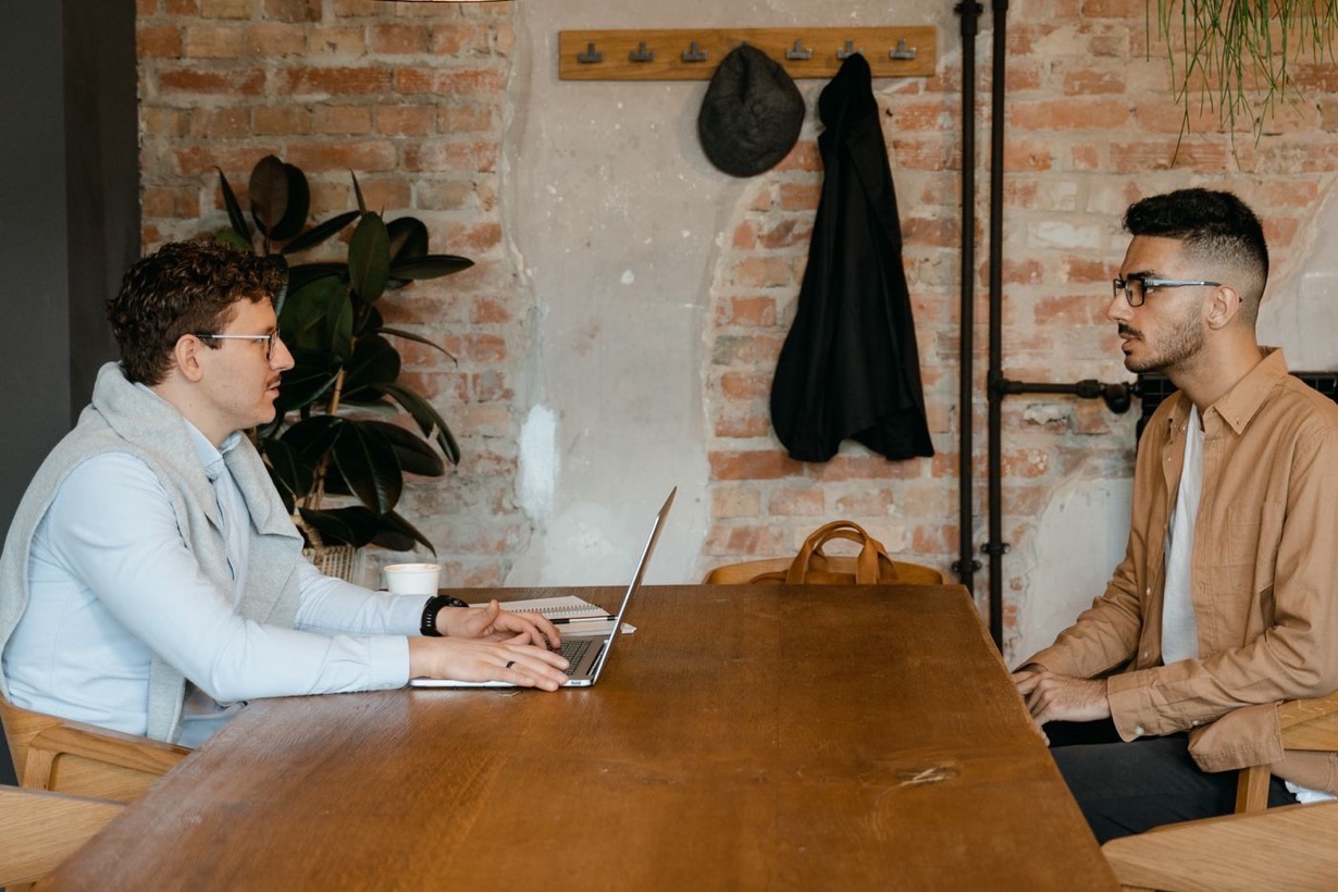 HR-Team mit Vertragsmanagement KI